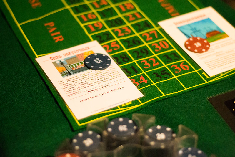 Ведущий развлекает гостей на корпоративе в Новороссийске