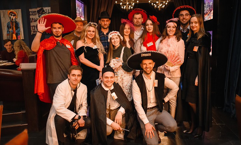 Корпоратив на Новый год в Новороссийске — празднично украшенный банкетный зал