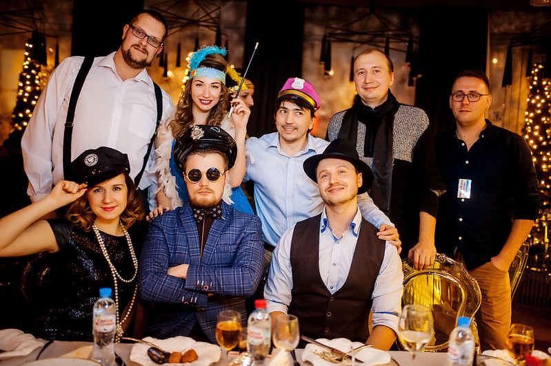 Команда компании празднует Новый год в ресторане Новороссийске